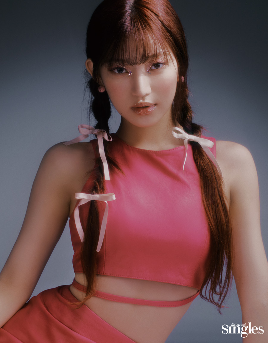 빌리 시윤이 렌즈미의 홀로리스 아시안핏 마일드 그레이를 착용하고 촬영한 싱글즈 화보